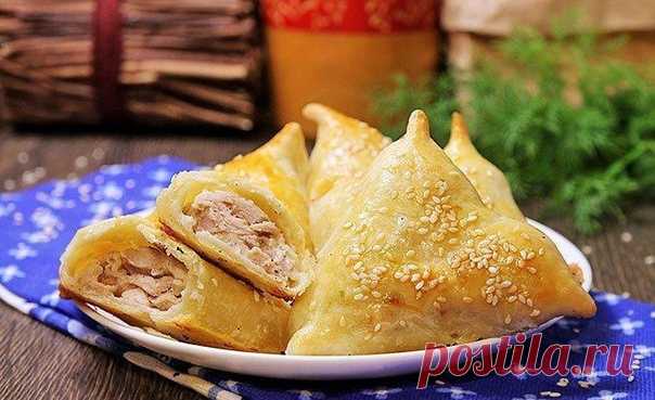 Самса слоеная с курицей

Самса — популярная выпечка среднеазиатской кухни, сочетающая в себе тонкое слоеное тесто и обильное количество начинки.

Ингредиенты:

Для теста:

сливочное масло — 100 г;
мука — 250 г;
холодная вода — 100 мл;
мелкая соль — 1/3 ч. ложки.

Для начинки:

куриные окорочка — 2 крупных (около 700 г);
лук репчатый — 2 средние головки;
соль, перец — по вкусу.

Для декора:

кунжутные семена (по желанию) — 1-2 ст. ложки;
яичный желток (для смазки самсы) — 1...