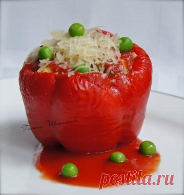 Перец, фаршированный мясом без риса, в духовке Фаршированные перцы с мясом без риса - это сытное и ароматное блюдо, приготовленное в духовке. Свинина, нарезанная мелкими кусочками, смешивается с овощами и специями, создавая насыщенный вкус. Перцы запекаются до мягкости, а перед подачей можно дополнить блюдо натёртым сыром или кетчупом.