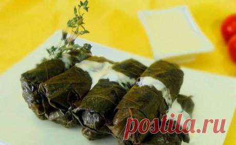 Изумительно вкусная долма с виноградными листьями Долма — вкусная горячая закуска, которая готовится из виноградных листьев и мяса. По виду она чем-то напоминает голубцы.