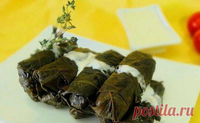 Изумительно вкусная долма с виноградными листьями Долма — вкусная горячая закуска, которая готовится из виноградных листьев и мяса. По виду она чем-то напоминает голубцы.
