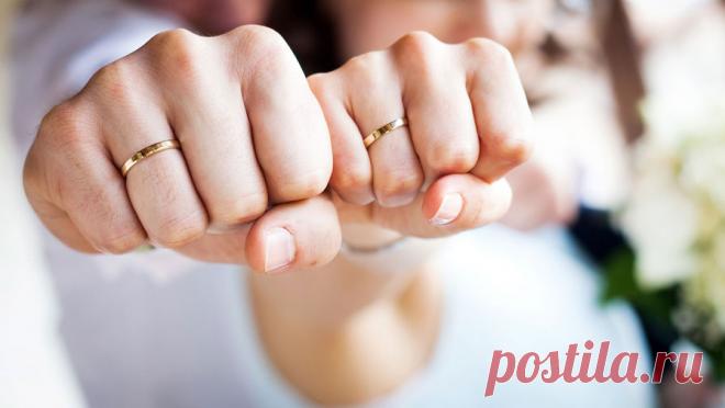 Пара развелась через три минуты после свадьбы. По информации РЕН ТВ, в Кувейте был зафиксирован самый короткий брак, который продлился всего три минуты после регистрации. Причиной развода стало оскорбительное замечание невесте со стороны нового мужа. Один из присутствующих на свадьбе ...