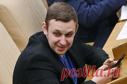 Депутат Госдумы отреагировал на возможное лишение его мандата из-за прогулов. Депутат Государственной Думы Василий Власов от ЛДПР отреагировал на информацию о том, что его могут лишить мандата из-за прогулов. Слова политика передает РИА Новости. Власов рассказал, что в ходе седьмого созыва его явка составила 97,5 процента, в ходе восьмого — 98,8 процента.