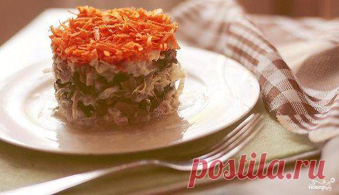 Салат "Лисья шубка" 
http://povar.ru/recipes/salat_lisya_shubka-9707.html

Салат "Лисья шубка" - кулинарный рецепт на Повар.ру
Салат "Лисья шубка" - очень эффектный и оригинальный салат из простых ингредиентов. Выглядит празднично, вкус - отличный. Заинтриговала? Тогда рассказываю, как приготовить салат "Лисья шубка".
