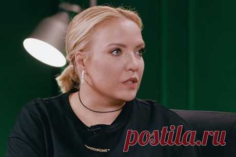 Звезда шоу на ТНТ пожаловалась на коронавирус словами «состояние — кусок говна». Креативный продюсер и участница популярного шоу «Женский стендап» на канале ТНТ Ирина Мягкова рассказала о болезни. «Меня лечат, капают, не дают мыться», — написала она у себя в соцсетях. Юмористка раскрыла, что из-за болезни ей пришлось отменить три съемки и концерт в Санкт-Петербурге.