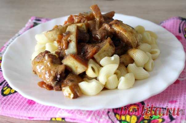Свинина с овощами и сметаной Простое, вкусное и сытное блюдо из мяса и летних овощей. Отличный вариант для домашнего обеда или ужина. Понравится и взрослым, и детям.