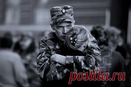 Чуть жизнь не загубил: девушка пообещала дождаться из армии, а после вся жизнь переменилась
Всем привет! Деревня, из которой приехал в наш город с семьей Андрей, располагалась далеко от города – стояла особняком от других деревенек в глуши. В послевоенное время туда начали приезжать люди, чтобы обустроить жилье и начать свою жизнь на собственной земле. Разбивали огороды, строили простенькие дома...
Читай пост далее на сайте. Жми ⏫ссылку выше