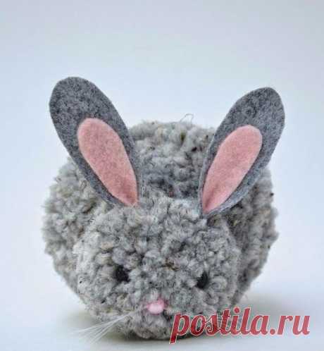 Кролики из помпонов. Идея для детского творчества