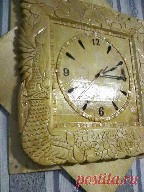 Часы, подарок маме на день рождения. Материал липа, кедр, фанера. Покрытие морилка, лак. Размер резной рамки 40 х 40см. Автор: С.Мурашов