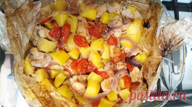 Курица запеченая с картофелем, луком и помидором