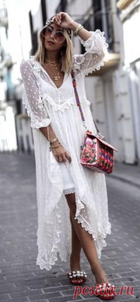Idée et inspiration look d'été tendance 2017 Image Description #summer #outfits White Tulle Maxi Dress + Floral Shoulder Bag