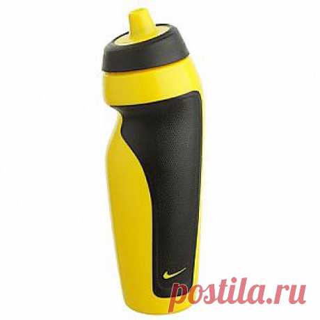 Бутылка для воды Nike Sport Water Bottle.
Помните, что во время интенсивной тренировки необходимо выпивать от 0,5 до 1 литра простой воды без газа, чтобы избежать обезвоживания!
Купить бутылку можно за 360 рублей