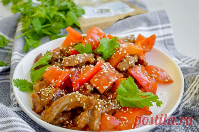 Индейка с болгарским перцем в кисло-сладком соусе - СделаемВкусно.ру Кусочки индейки, пропитанные соевым соусом, готовятся быстро. Болгарский перец, чеснок, кунжут и кинза дарят истинное наслаждение.