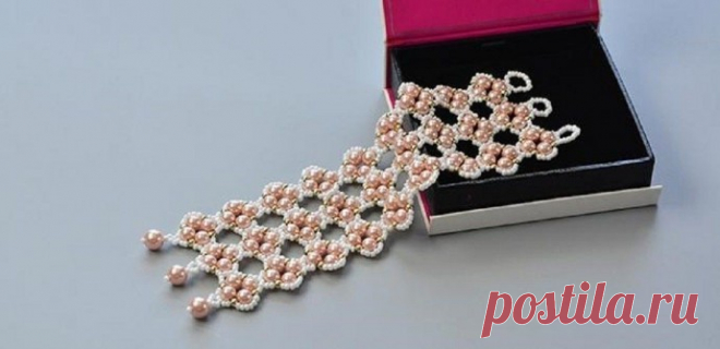 Широкий браслет из бисера и бусин Широкий браслет из бисера и бусинИспользуйте цветной жемчуг для его создания.