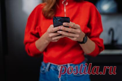 Девушка разоблачила парня из Tinder по одной детали на фотографии. Пользовательница TikTok поделилась историей о том, как поймала парня из Tinder на лжи по селфи в зеркале из спортзала. Девушка догадалась о его двойной жизни, когда поняла, что для общения с ней он использовал одноразовый сотовый телефон. В видео девушка, использующая iPhone, поделилась скриншотами их переписки.