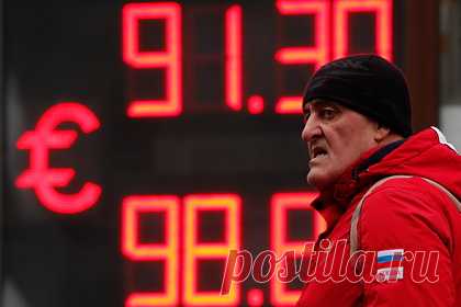 Экономист заявил о созданных Евросоюзом проблемах для курса евро. Ситуация с заморозкой российских золотовалютных резервов поставила под сомнение доверие к доллару во всем мире, заявил врио завкафедрой статистики Государственного университета управления Николай Кузнецов. По его словам, возвышению евро мешают созданные самим же ЕС проблемы.