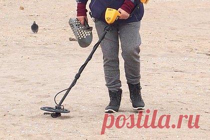 Кладоискателей приговорили к 18 годам тюрьмы за найденные сокровища. В Великобритании пару кладоискателей, обнаруживших древние артефакты и не поставивших об этом в известность правительство, обязали выплатить 1,2 миллиона фунтов стерлингов. В 2019 году Джорджа Пауэлла и Лейтона Дэвиса уже приговорили к десяти и восьми годам заключения за то, что они не сообщили властям о кладе.