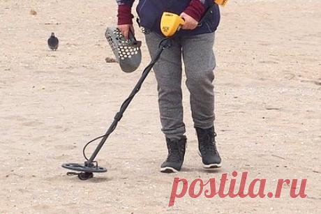 Кладоискателей приговорили к 18 годам тюрьмы за найденные сокровища. В Великобритании пару кладоискателей, обнаруживших древние артефакты и не поставивших об этом в известность правительство, обязали выплатить 1,2 миллиона фунтов стерлингов. В 2019 году Джорджа Пауэлла и Лейтона Дэвиса уже приговорили к десяти и восьми годам заключения за то, что они не сообщили властям о кладе.