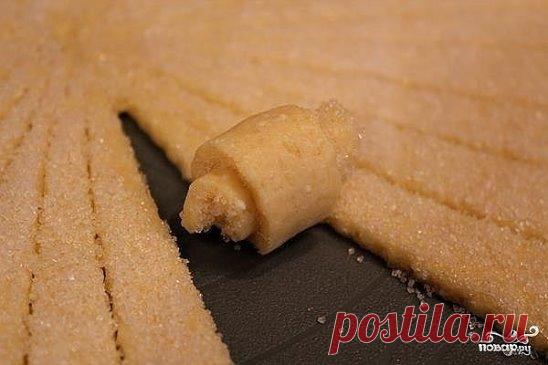 Завитушки из творога Это вкусный и нежный десерт, который просто тает во рту. Такие завитушки я готовлю очень часто. Получается очень вкусно, а главное — очень быстро. Этот рецепт очень прост и почти не затратен. Описание приготовления: Можно посыпать завитушки корицей, а можно — полить топленым сливочным маслом. Ингредиенты: Пачка творога — 1 Штука (200 гр.) Пачка масла — 1 Штука (180 гр.) Мука — 2 Стакана Сода — 1 Чайная ложка Сахар — По вкусу Смешайте муку, масло и творог, перемешайте. Тесто