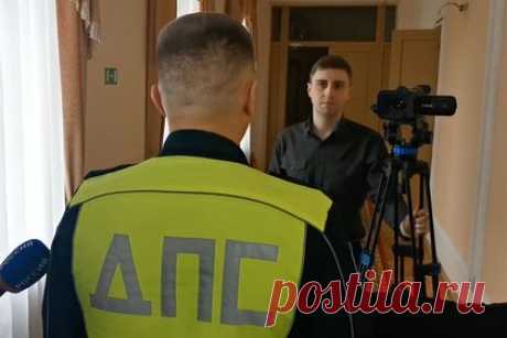 Брянских полицейских наградили за задержание подозреваемых в теракте в «Крокусе». Губернатор Брянской области Александр Богомаз наградил девятерых полицейских за задержание подозреваемых в теракте в подмосковном «Крокус Сити Холле». Он выдал грамоты сотрудникам отдела внутренних дел, которые отличились при задержании преступников. Теракт произошел вечером 22 марта.