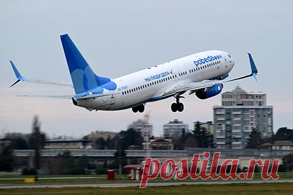 Устроивший дебош в самолете из-за лишнего веса россиянин оказался политиком. Устроившим дебош из-за лишнего веса пассажиром рейса Барнаул — Москва оказался бывший политик — экс-депутат Алтайского законодательного собрания Артек Махсудян. Об этом сообщает Telegram-канал SHOT. Мужчина отказался пересаживаться на другое кресло, а после принялся оскорблять экипаж самолета и грозить им расправой.