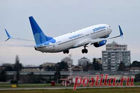 Устроивший дебош в самолете из-за лишнего веса россиянин оказался политиком. Устроившим дебош из-за лишнего веса пассажиром рейса Барнаул — Москва оказался бывший политик — экс-депутат Алтайского законодательного собрания Артек Махсудян. Об этом сообщает Telegram-канал SHOT. Мужчина отказался пересаживаться на другое кресло, а после принялся оскорблять экипаж самолета и грозить им расправой.