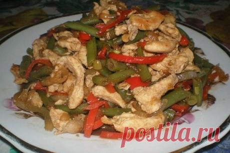Горячий салат из курицы, перца и стручковой фасоли