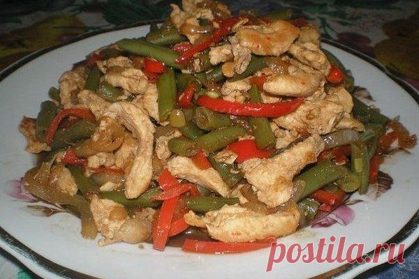 Горячий салат из курицы, перца и стручковой фасоли