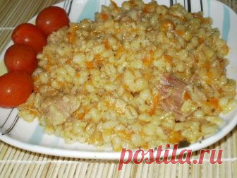 Вкусная перловка С детства люблю такую перловку, еще бабушка такую готовила. Я ее делала на свиной тушенке. Для начала подготовим необходимые продукты. Рецепт приготовления Почистим пару больших луковиц, пару зубчиков чеснока и пару морковок. Возьмем стакан перловки, тщательно ее промоем, зальем водой и поставим вариться минут на 10. Из тушенки ложкой выберем весь жир, положим его на сковородку, растопим и на этом жире обжарим чеснок и лук с морковкой, если вам повезет и ж...