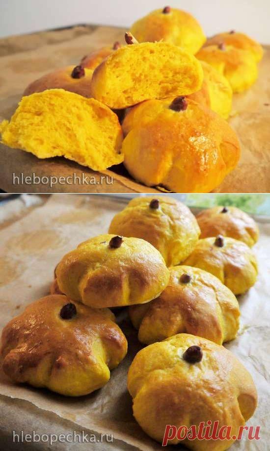 ТЫКВЕННЫЕ БУЛОЧКИ (pumpkin rolls) - ХЛЕБОПЕЧКА.РУ - рецепты, отзывы, инструкции
Ингредиенты
тыквенное пюре	150 гр
молоко	125 гр
мука пшеничная	500 гр
сливочное масло (комнатной температуры)	60 гр
сахар	40 гр
соль	10 гр
дрожжи свежие	15 гр
яйцо желтки	2 шт
яйцо целое	1 шт
Для обмазки	
1 яйцо+щепотка соли	
Для хвостиков	
орешки (я брала арахис) по кол-ву булочек	ок 30 ш