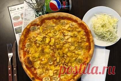 В сети поспорили из-за неожиданного ингредиента на пицце. Пользователь Reddit с ником WhoAmIEven2 опубликовал снимок пиццы с бананом. Пост с неожиданным ингредиентом вызвал споры в сети. Большинство комментаторов признались, что испытали отвращение к такой еде, однако некоторые заявили, что уже попробовали это блюдо, и оно им понравилось.