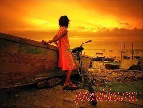 Принципы жизни философа-даосиста Хань Сян-цзы

1. Единственное, что человек делает всегда искренне, так это — заблуждается. Если одно заблуждение свойственно всему обществу и при этом помогает ему жить, то оно становится верой. А если вера теряет искренность, то это уже не заблуждение и соответственно не вера, а лицемерие и обман, которые могут только разлагать общество.
2. Если ты задаёшь вопрос, значит, ты уже знаешь половину ответа.
3. Не обращай внимания на то, как к тебе относятся люди