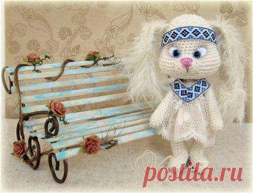 Зайка

Крючок № 1,6
пряжа «Begonia» от ТМ «Yarn Art» – хлопок (169 м/50г), 
пряжа «Tecno» от ТМ «Yarn Art» – полиэстер (100 м/50г), 
розовый «Ирис» для вышивания.
Высота игрушки – 12 см

Условные обозначения:
СБН - столбик без накида
ССН – столбик с накидом
ПССН – полустолбик с накидом
СС – соединительный столбик (полустолбик)
приб - 2 столбика без накида в одну петлю
уб - 2 столбика без накида, провязаных вместе
ВП - воздушная петля

Примечание: все детали вяжутся по спир...