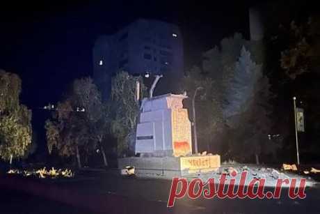 В Николаеве взорвали памятник советским чекистам. В Николаеве взрывом уничтожен советский памятник «Солдатам правопорядка», также известный как «памятник чекистам». Об этом сообщил глава Николаевской области Виталий Ким. «Если это подрыв — отвечать будут по закону. Кто бы это ни был», — написал Ким, комментируя уничтожение памятника.
