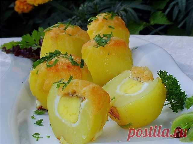 Запеченный картофель Сюрприз.
 "сюрприз" - это запеченное внутри картофеля перепелиное яйцо!