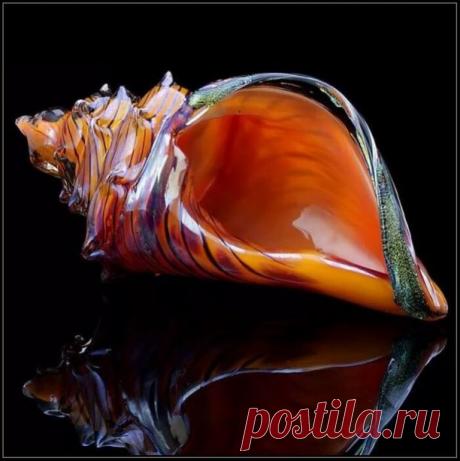 •·МУРАНСКОЕ СТЕКЛО·•
***************************************
История муранского стекла начинается в Венеции, куда в XIII веке были привезены византийские технологии производства стекла. А начиналось всё за глухими стенами монастыря, где бенедиктинские монахи тысячу лет тому назад решили делать стеклянные фляги для своего ликера. Их опыты по выплавке стекла, обогащенные знаниями беглых византийских стеклоделов, привели к невиданному расцвету ремесла.
Позднее мастерские пере...