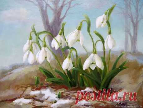 ༺🌸༻Уступи мне, скворец, уголок
Уступи мне, скворец, уголок,
Посели меня в старом скворешнике.
Отдаю тебе душу в залог
За твои голубые подснежники.
И свистит и бормочет весна.
По колено затоплены тополи.
Пробуждаются клены от сна,
Чтоб, как бабочки, листья захлопали.
И такой на полях кавардак,
И такая ручьев околесица,
Что попробуй, покинув чердак,
Сломя голову в рощу не броситься!
Начинай серенаду, скворец!
Сквозь литавры и бубны истории
Ты — наш первый весенний певец
Из ...