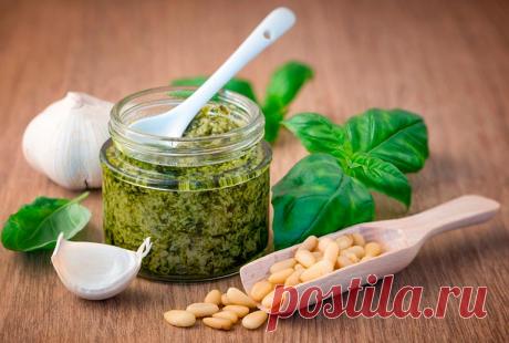 Домашний СОУС "Песто" Песто — это традиционный итальянский соус на основе базилика, кедровых орехов и сыра. Его можно легко приготовить дома. Такой свежий, только что сделанный соус получается намного вкуснее и ароматнее покупного. Он отлично сочетается с макаронными изделиями, пиццей и даже подходит в качестве намазки на хлеб. Попробуйте, он очень вкусный. Ингредиенты: базилик зелёный (листья без стеблей) …