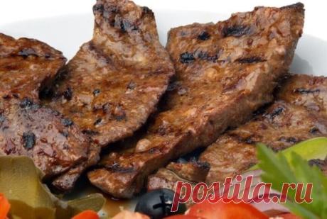 Отличная жареная печень в крахмале
Продукты:
- печень свиная/говяжья 300-400 грамм
- яйца куриные 1 шт.
- крахмал 1 ст.л.
- перец черный молотый
- соль поваренная
Приготовление
1. В крахмале можно обваливать перед обжариванием не только печень, но и котлеты, рыбу, вместо пшеничной муки. Образующаяся корочка не дает испаряться влаге, блюда получаются сочными. Свиную или говяжью печень очистить от пленок, нарезать кусочками.
2. Приготовить маринад из сырого яйца, картофельного крахмала, соли и
