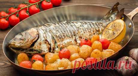 Омуль, запечённый с картофелем и помидорами