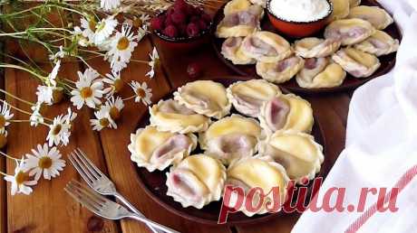 Двойные Вареники Малина-Творог и потрясающее Тесто для них! Вкусно и красиво! — Смотреть в Эфире Очень оригинальный рецепт двойных вареничков с творогом и малиной! Потрясающее правильное тесто дает отличный результат - вареники легко лепятся и не…