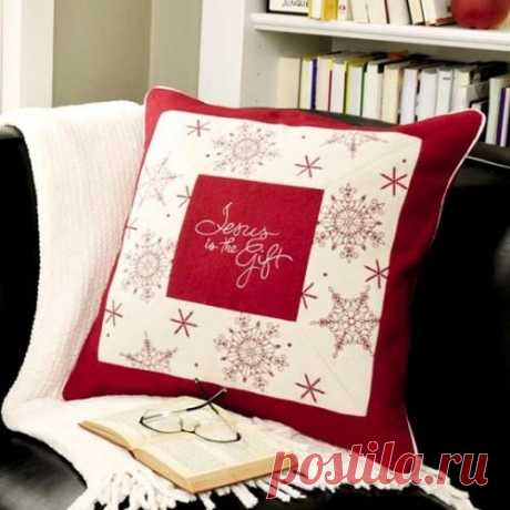 Декоративные новогодние подушки своими руками Оригинальные новогодние подушки: в канун 2018 года сделаем их своими руками!Квадратные и прямоугольные, декоративные новогодние подушки сшиты из однотонной или набивной ткани в тематический рисунок.Ор...