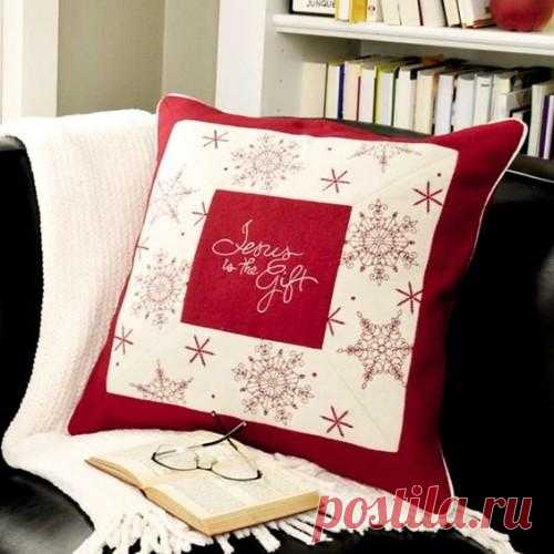Декоративные новогодние подушки своими руками Оригинальные новогодние подушки: в канун 2018 года сделаем их своими руками!Квадратные и прямоугольные, декоративные новогодние подушки сшиты из однотонной или набивной ткани в тематический рисунок.Ор...