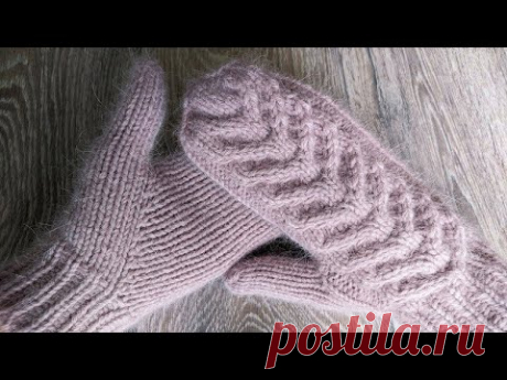 Женские варежки (рукавицы) с косами спицами
