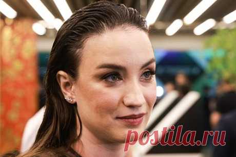 Виктория Дайнеко рассказала о самом неприятном корпоративе в карьере. Российская певица Виктория Дайнеко рассказала о самом неприятном корпоративе в своей карьере. Исполнительница поведала, что ей не понравилось петь в доме, где за столом сидели двое мужчин и группа сопровождающих их девушек. При этом Дайнеко отметила, что ни разу не выступала в сауне.