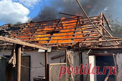Жилой дом загорелся из-за обстрела ВСУ приграничного российского региона. В Судже Курской области из-за обстрела со стороны Вооруженных сил Украины (ВСУ) загорелся жилой дом. Также разрушены хозяйственные постройки на территории участка, осколки снаряда повредили соседние дома. Об этом сообщил губернатор приграничного российского региона Роман Старовойт.