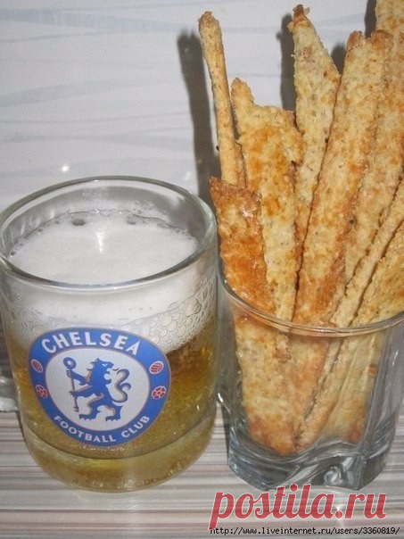 Овсяные палочки с сыром 

Отличная закуска к пиву, и не только к пиву. Готовится быстро, съедается еще быстрее. Так что, делайте сразу двойную порцию, не ошибетесь. 

Ингредиенты: 

- 1 ст. овсяных хлопьев, 
- 1/2 ст. муки, 
- 4 ст.л. сливочного масла, 
- 50 г полутвердого сыра, 
- 3-4 ст.л. молока, 
- соль если сыр не соленый, 
свежемолотый черный перец 

Приготовление: 

Смешать хлопья, муку, соль, перец. Добавить нарезанное кубиками сливочное масло. Влить молоко и замес...