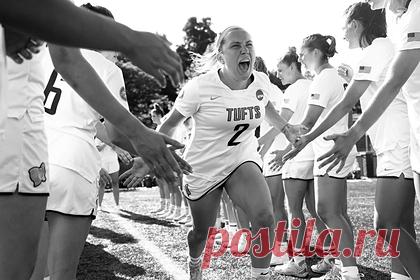 Участница соревнований по поеданию хот-догов подавилась и умерла. В штате Массачусетс, США, 20-летняя студентка университета Тафтса Мэделин Никпон приняла участие в благотворительном мероприятии по поеданию хот-догов. В какой-то момент девушка подавилась и потеряла сознание. Другие участники конкурса вызвали скорую помощь, Никпон доставили в больницу. Она умерла на следующий день.