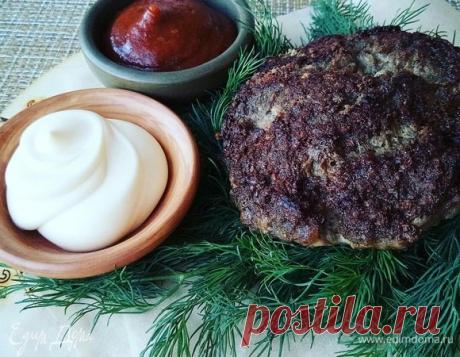 Котлеты для бургеров . Ингредиенты: мясной фарш, соль, перец черный свежемолотый