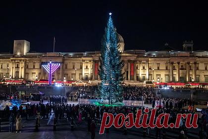 Главную елку Великобритании сравнили с прической Бориса Джонсона. В Великобритании раскритиковали главную Рождественскую елку страны, которую традиционно привозят из Норвегии и устанавливают на Трафальгарской площади в Лондоне. В 2021 году дерево с негустой кроной сравнили с прической премьер-министра Бориса Джонсона. Об этом сообщает «Би-би-си».