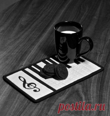 Black and White Treble Clef Mug Rug